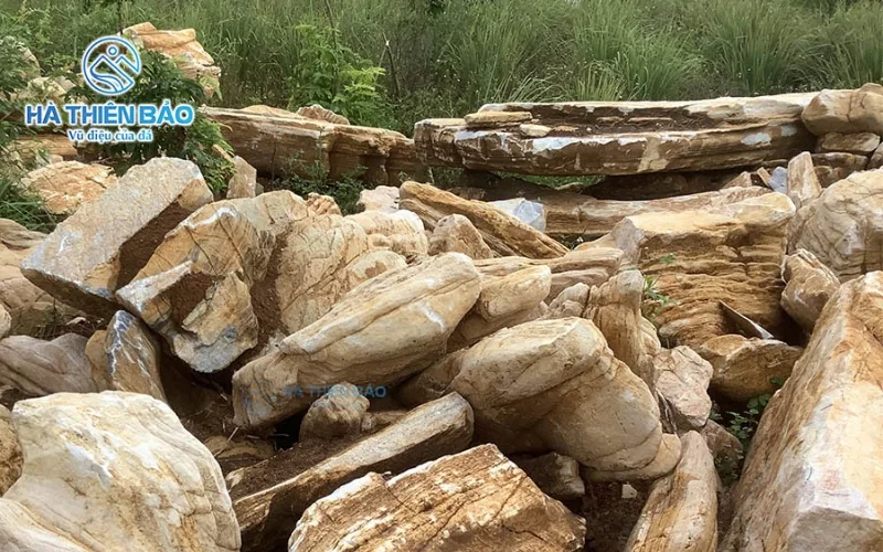 Đá cổ thạch là một loại đá tự nhiên hình thành sâu dưới lòng đất qua hàng triệu năm