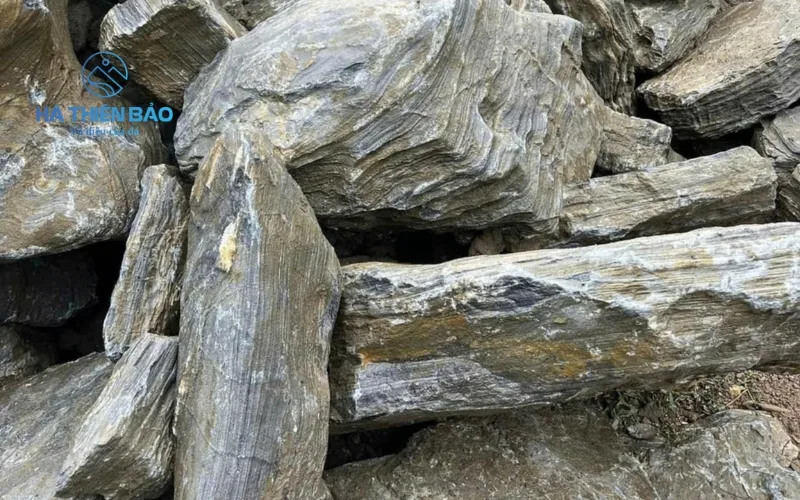 Đá cổ thạch xanh chỉ vàng