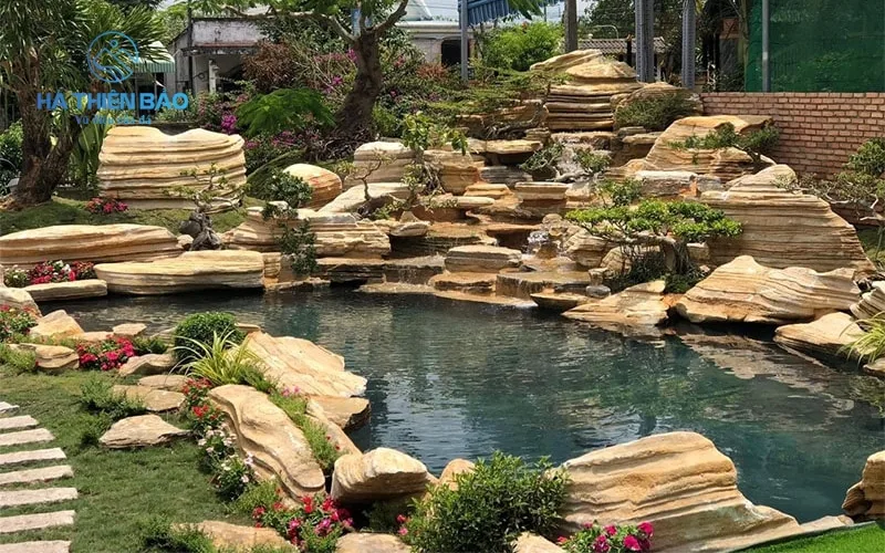 Hồ cá Koi là nơi lý tưởng để đá cổ thạch phát huy vẻ đẹp hoài cổ của mình