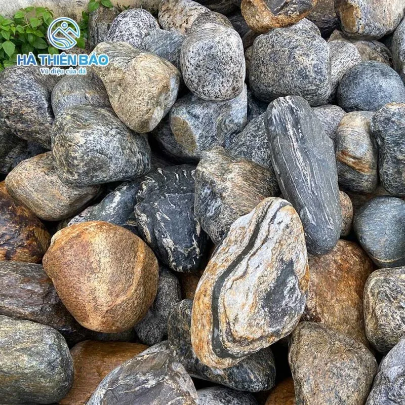 Đá cuội là loại đá tự nhiên có dạng tròn hoặc phẳng