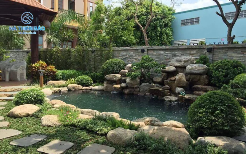 Đá cuội suối thường phù hợp cho sân vườn