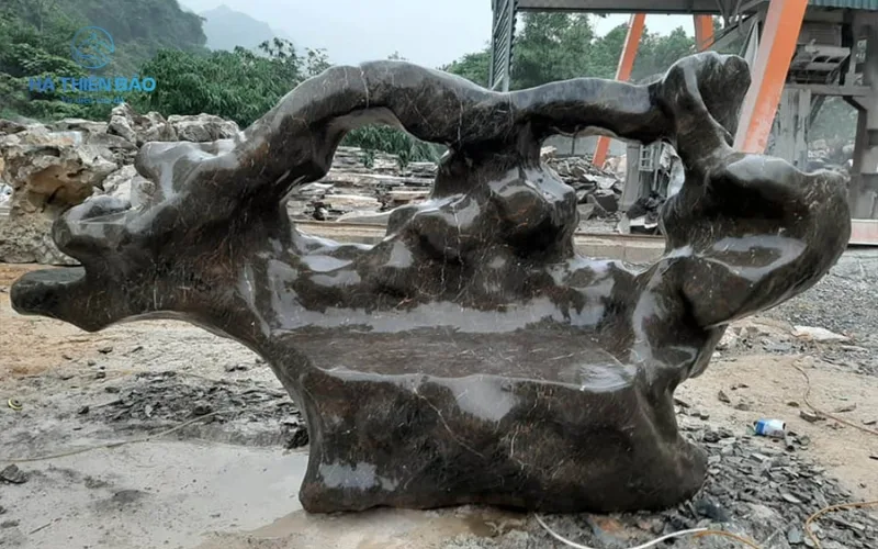 Những phiến đá lũa có đường vân ấn tượng rất được giới nghệ nhân săn tìm để điêu khắc