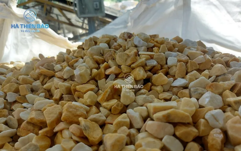 Dựa trên màu sắc, sỏi tự nhiên được chia thành nhiều loại khác nhau