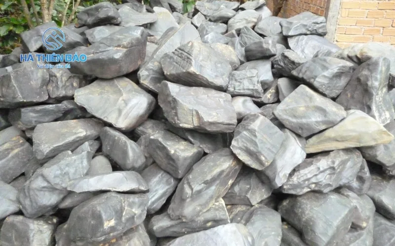Đá bồ kết có bề mặt tương đối nhẵn mịn, dễ chế tác, chịu lực tốt