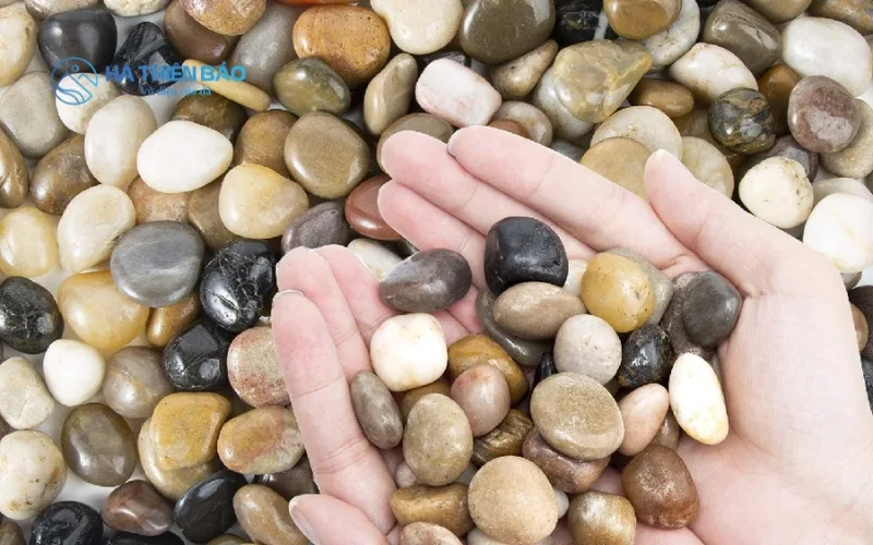 Đá sỏi có màu sắc đa dạng như trắng, đen, nâu