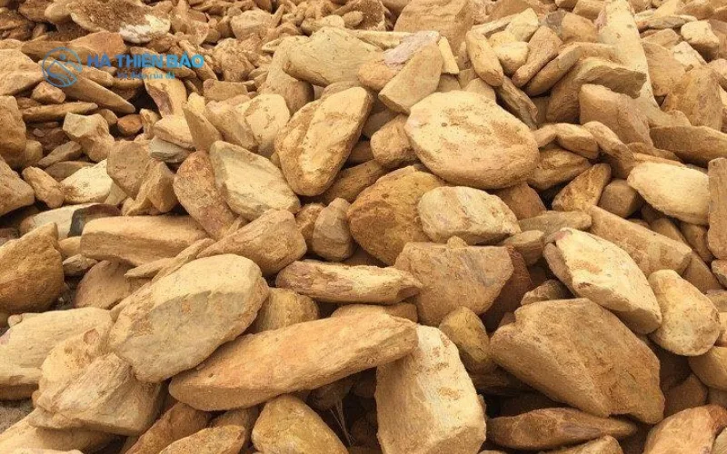 Đá vàng thu hút ánh nhìn với màu vàng rực rỡ