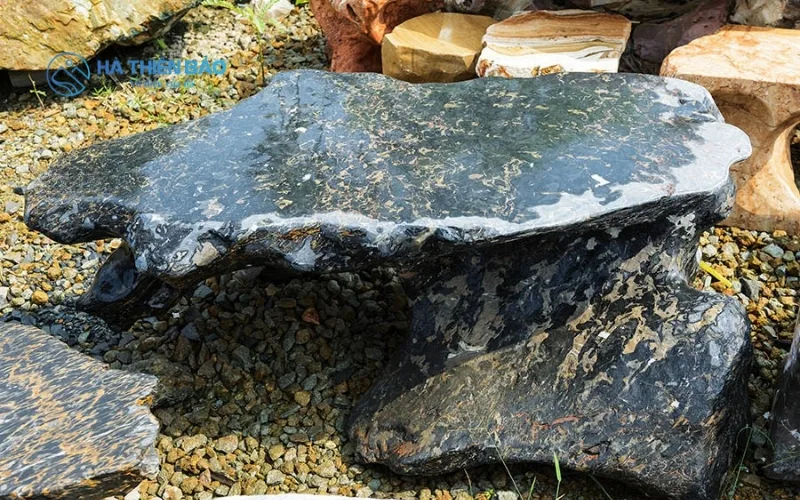 Bàn ghế đá tự nhiên mang vẻ đẹp sắc sảo và độ bền cao