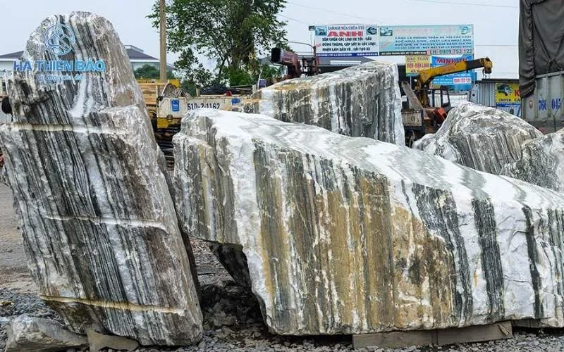 Top 8 loại đá làm hòn non bộ đẹp được ưa chuộng 2025 7 Đá tuyết sơn tạo nên vẻ đẹp hiện đại cho tiểu cảnh sân vườn