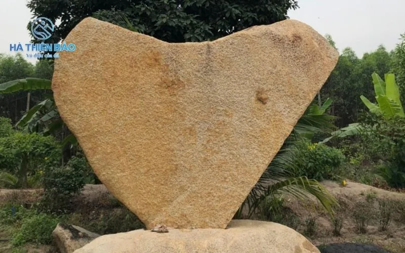 Top 8 loại đá làm hòn non bộ đẹp được ưa chuộng 2025 8 Đá vàng thu hút bởi sắc vàng ấm áp tạo nên vẻ đẹp mộc mạc, sang trọng