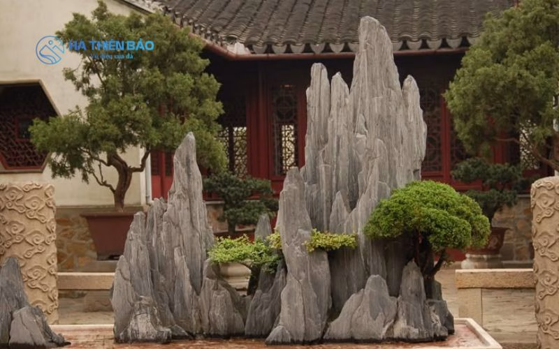Vị trí đặt hòn non bộ ảnh hưởng đến vẻ đẹp tổng thể và quyết định luồng sinh khí phong thủy